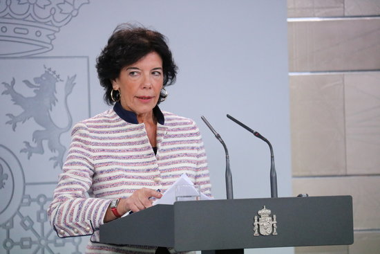 Spanish government spokesperson Isabel Celaá speaks to the press on October 2 2018 (by Roger Pi de Cabanyes)
